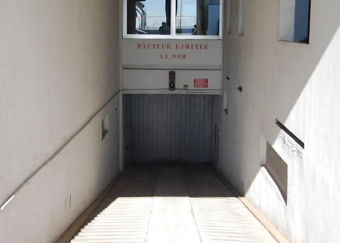 Apartment Superbe Climatise Avec Grande Terrasse Et Parking A - Fr-1-196-290