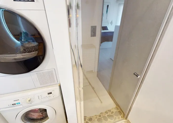 Superbe Climatise Avec Grande Terrasse Et Parking A - Fr-1-196-290